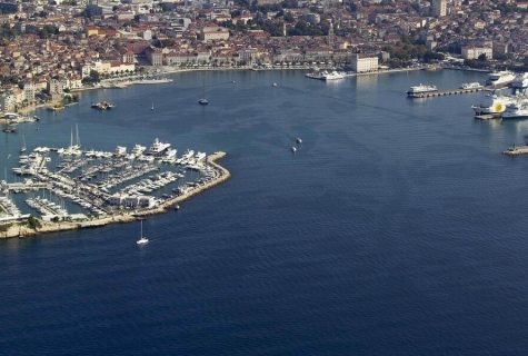 Split marina