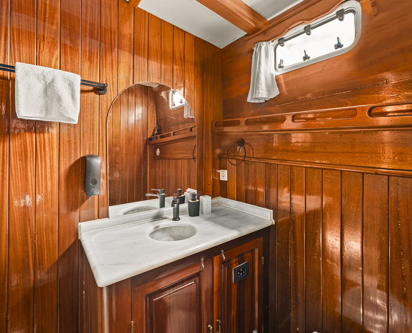 CROATIA Bathroom