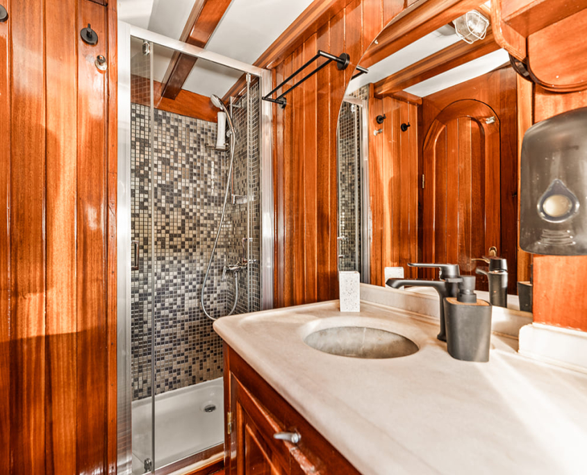 CROATIA Bathroom