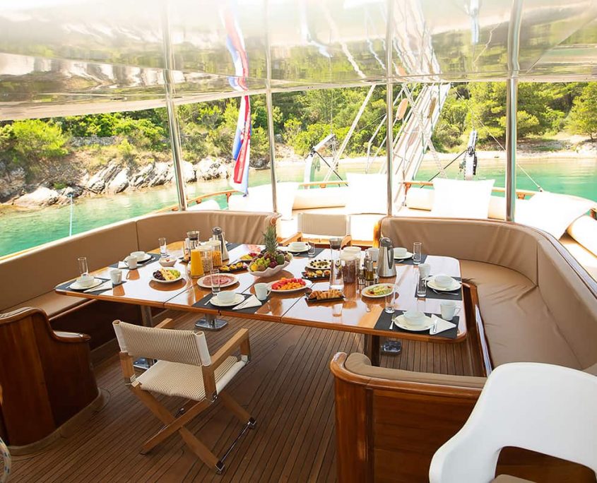 DOLCE VITA Aft deck