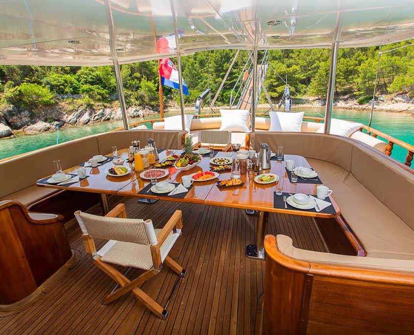 DOLCE VITA Aft deck