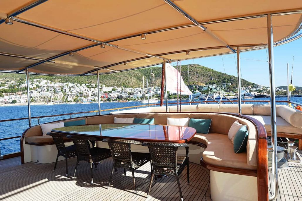 DRAGON-FLY-Dining-area-on-Aft-deck