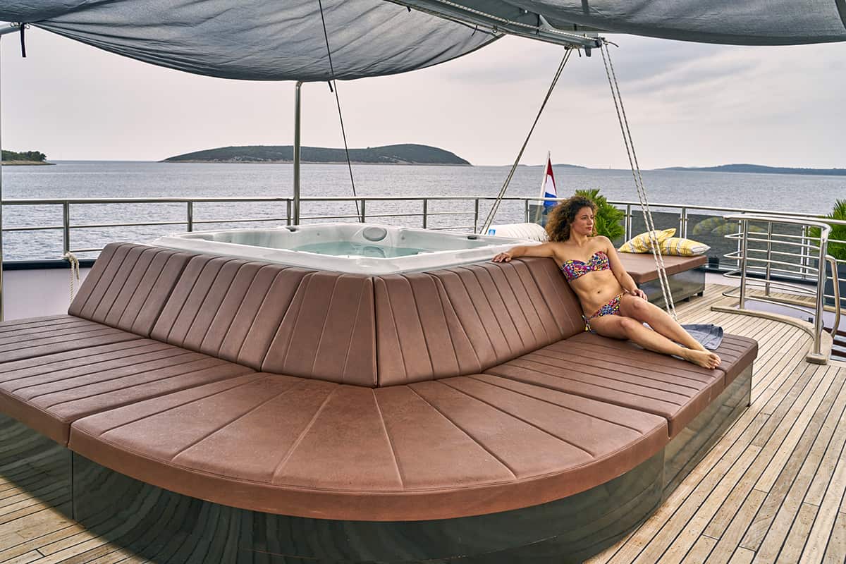 RARA AVIS Jacuzzi on flybridge