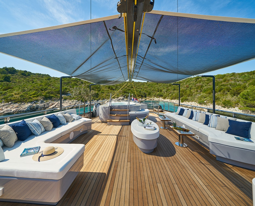 RARA AVIS Sun deck