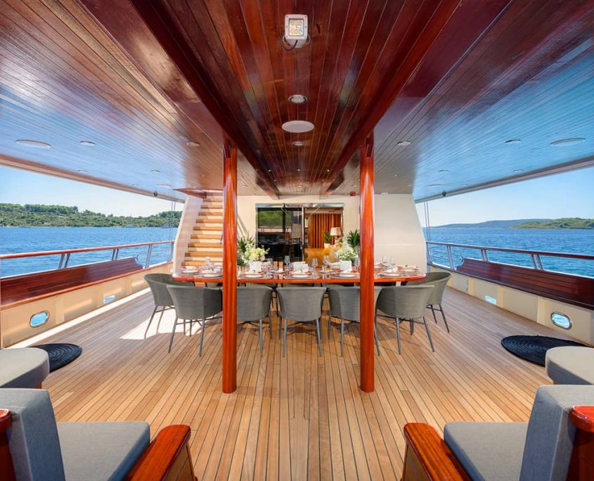 SON DE MAR Aft deck