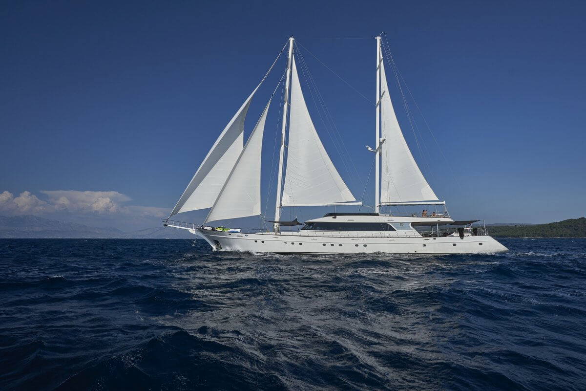 Yacht Lady Gita exterior sailing