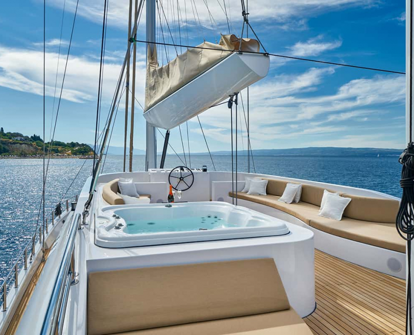 ACAPELLA Jacuzzi on Flybridge