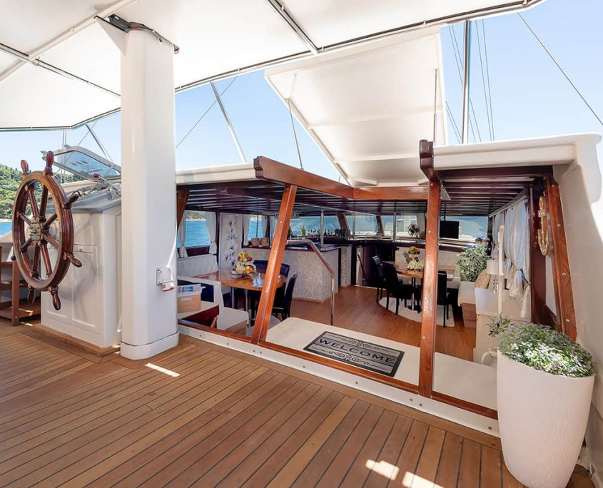 NAUTILUS Entrance to salon from Aft deck