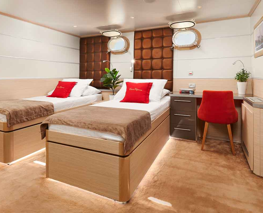 QUEEN ELEGANZA Twin cabin