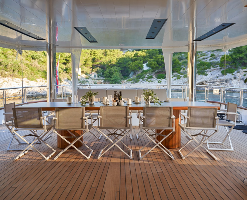 MARALLURE Aft deck