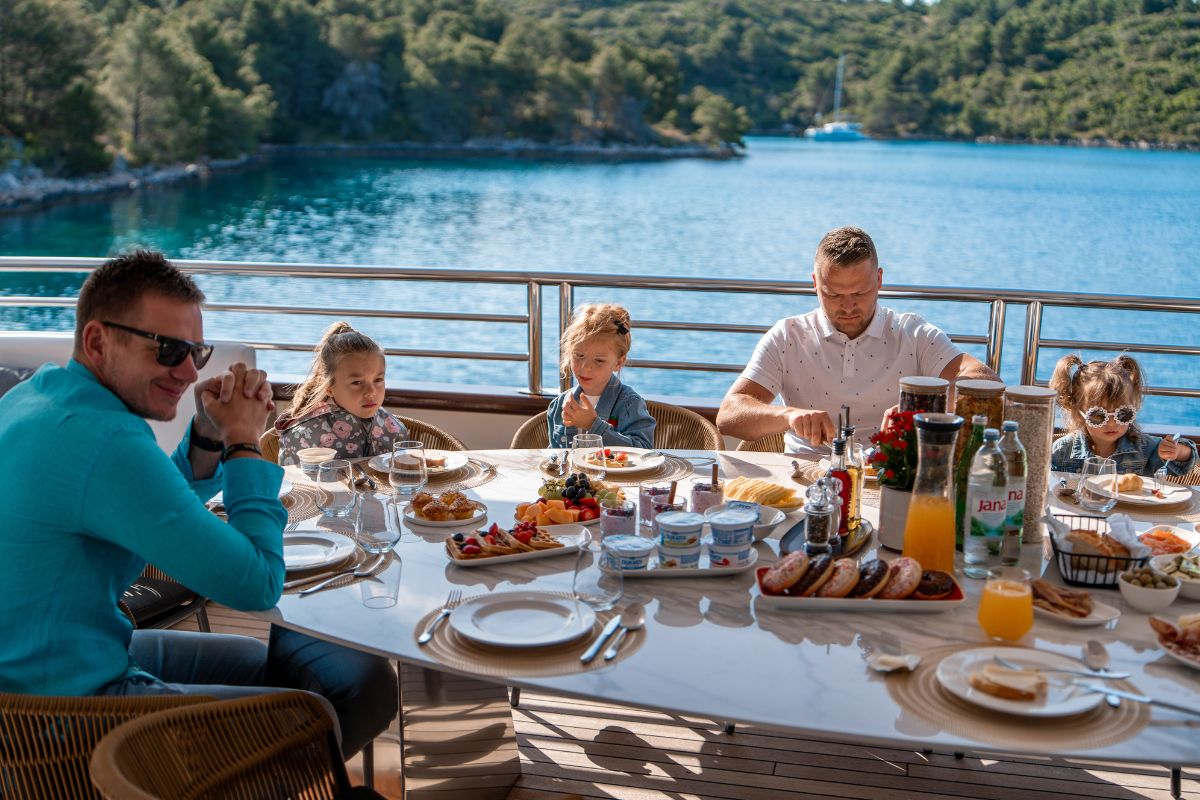 yachts for large family gatherings