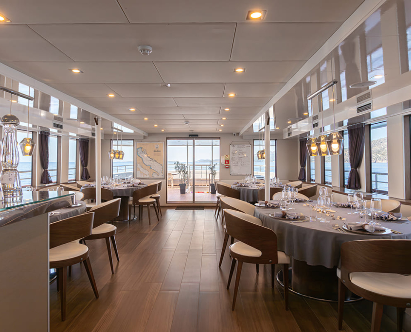 YOLO Dinning area in salon - Upper deck YOLO Dinning area in salon - Upper deck