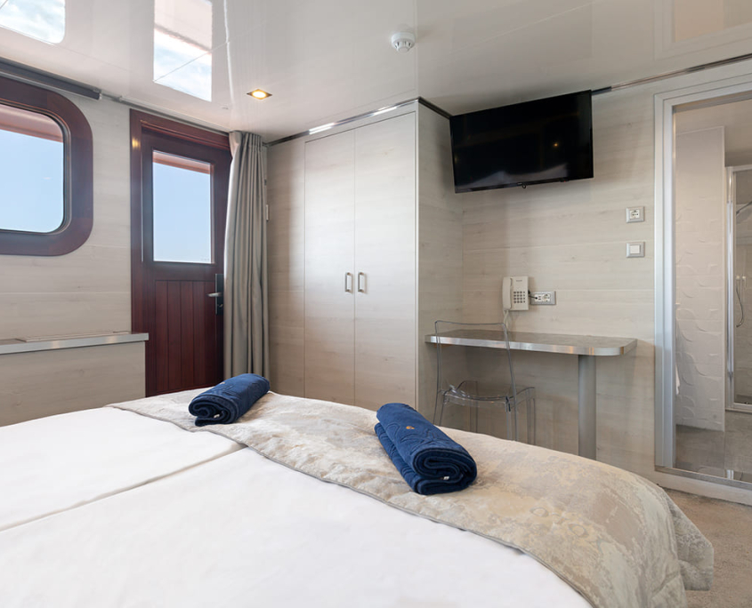 YOLO Double stateroom - Main deck YOLO Double stateroom - Main deck