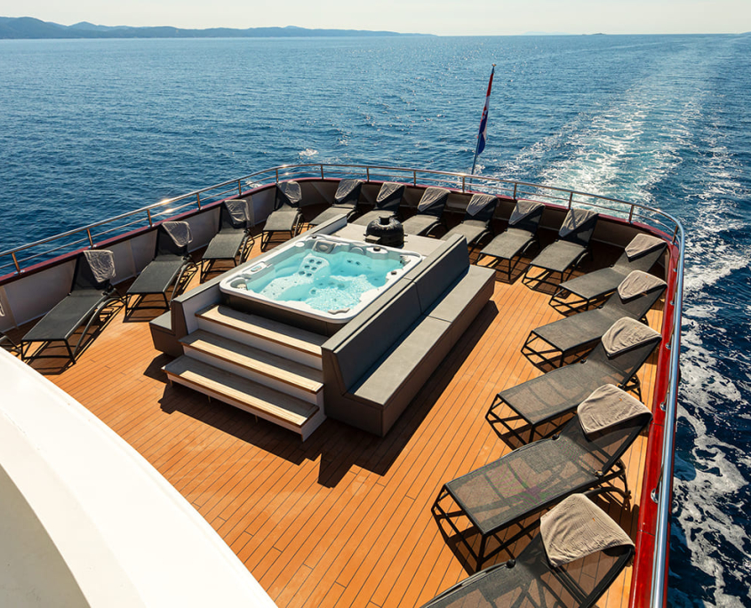 YOLO Jacuzzi and sun loungers - Sun deck Stern YOLO Jacuzzi and sun loungers - Sun deck Stern
